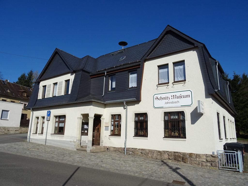 Schnitzmuseum in neuer Ansicht mit blauem Himmel im Hintergrund